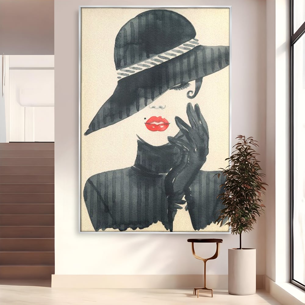 Tablou canvas cu ilustratie moda femeie cu palarie si buze rosii, in rama de aluminiu argintiu